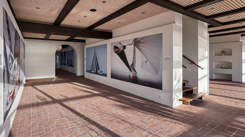 Mellemgang med udgang til terrasen.