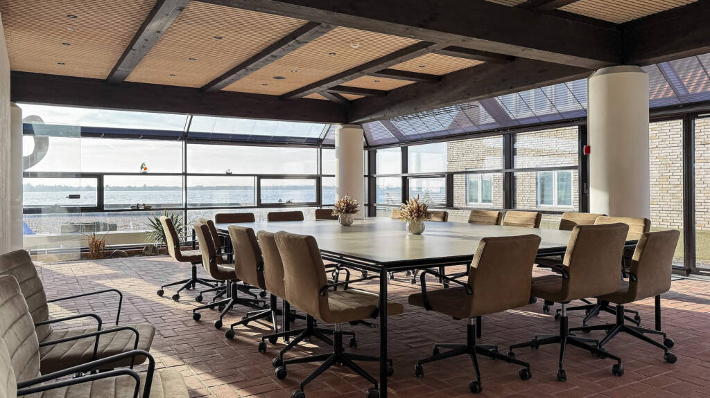 Mødelokale lige ned til Limfjorden med udsigt til vandet.