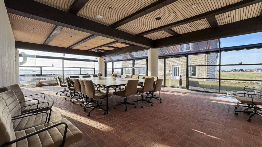 Mødelokale lige ned til Limfjorden med udsigt til vandet.