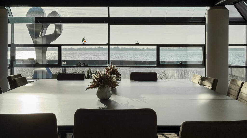 Mødelokale lige ned til Limfjorden med udsigt til vandet.