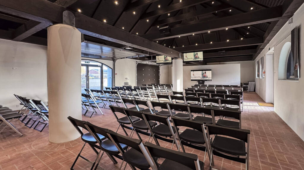 Salen har 150 siddepladser og topmoderne AV-udstyr