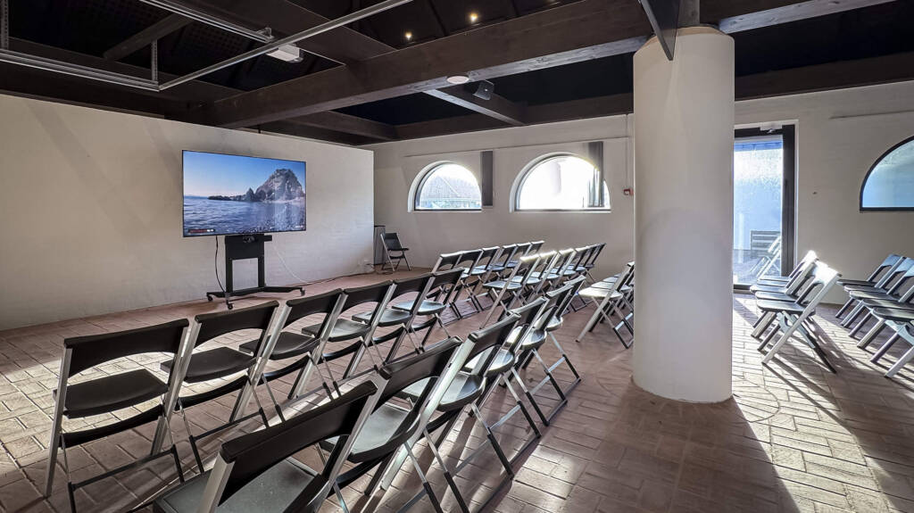 Salen har 150 siddepladser og topmoderne AV-udstyr