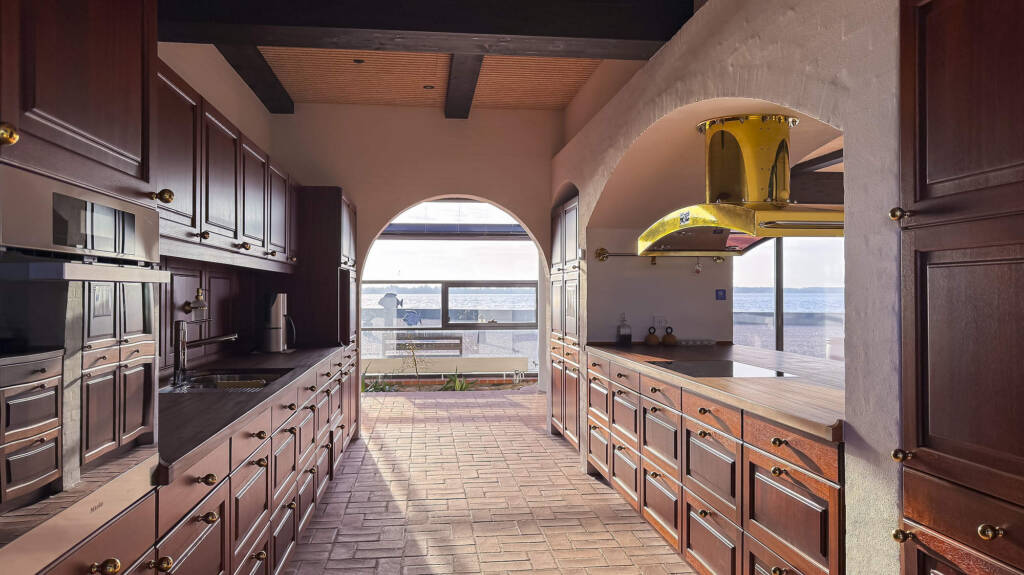 16 siddepladser ved køkkenborden og udsigt til Limfjorden.