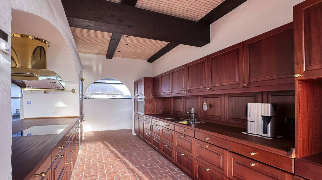 16 siddepladser ved køkkenborden og udsigt til Limfjorden.