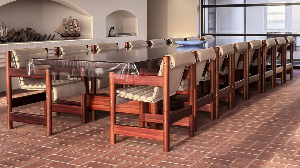 16 siddepladser ved køkkenborden og udsigt til Limfjorden.