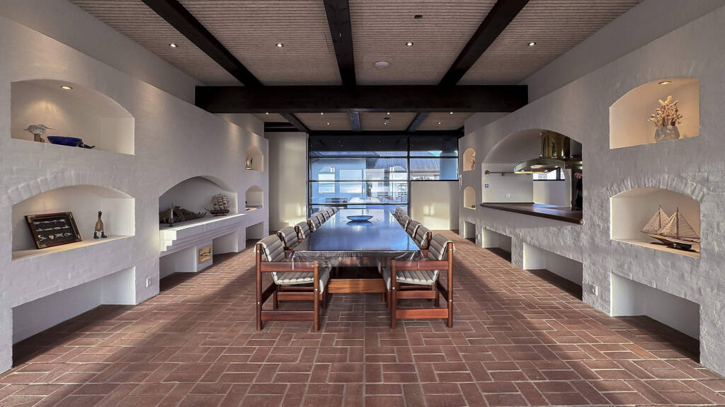 16 siddepladser ved køkkenborden og udsigt til Limfjorden.